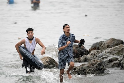 Migrantes intentan llegar a nado desde Marruecos hasta el enclave español de Ceuta.