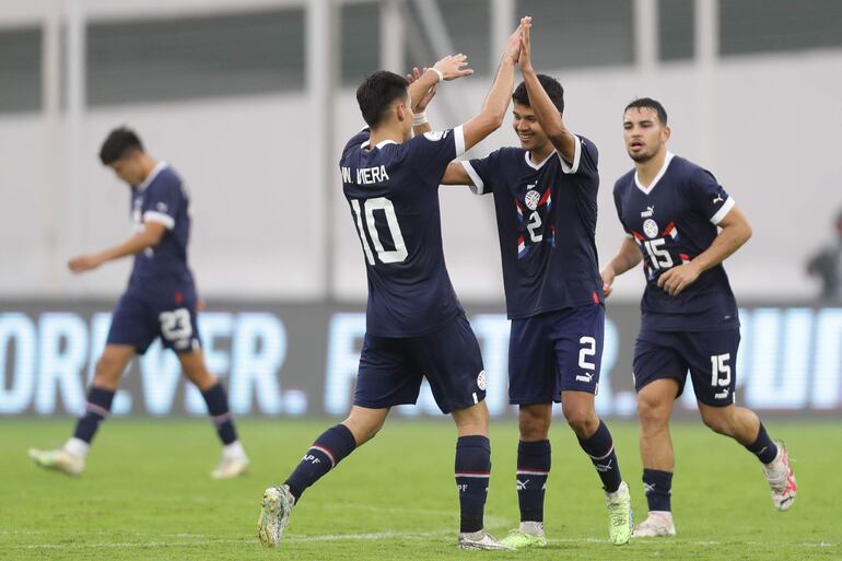Los jugadores de la selección paraguaya celebran un gol en el partido contra Argentina por el Preolímpico Sudamericano Sub 23 en el estadio Nacional Brígido Iriarte, en Caracas, Venezuela.