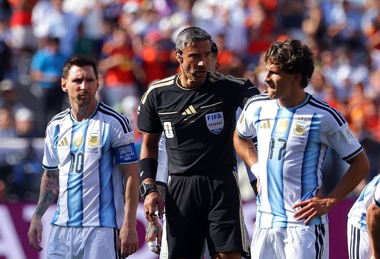 El árbitro Slavko Vincic durante el partido de la final de la Copa Mundial de la FIFA 2026 entre España y Argentina, en Nueva Jersey, EE. UU..