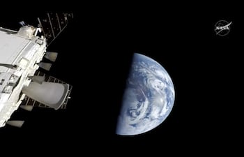 Captura de pantalla de un video, proporcionada por la Administración Nacional de Aeronáutica y el Espacio (NASA) el 10 de abril de 2026 a las 16:16 CST, que muestra la Tierra vista desde la nave espacial Orion “Integrity” durante su aproximación al reingreso, el 10 de abril de 2026.