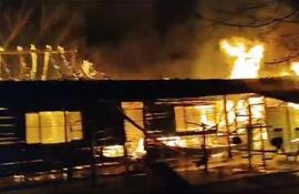 El incendio dejó un importante perjuicio al afectar uno de los depósitos del hogar de ancianos.