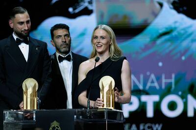 La portera de Inglaterra, Hannah Hampton, habla junto al portero de Italia, Gianluigi Donnarumma (I), después de que ambos recibieran el Trofeo Yashin a los mejores porteros durante la ceremonia del Balón de Oro 2025 de France Football en el Theatre du Chatelet de París.