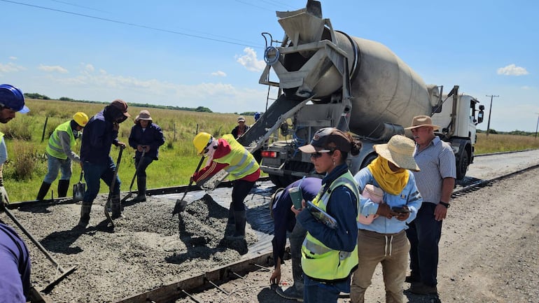 Completan dos km de pavimento tipo cemento hasta el casco urbano de Guazucua.