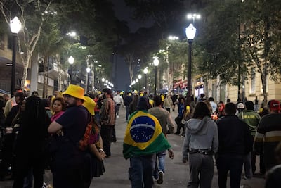Aficionados de Brasil tras finalizar la transmisión de un partido del Mundial de la FIFA 2026 entre Brasil y Noruega en el barrio japonés de la Liberdade en Sao Paulo (Foto de archivo).