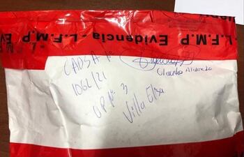 La evidencia lacrada que fue transportada, personalmente, por la fiscala Egidia Gómez al Laboratorio Forense de la Fiscalía.