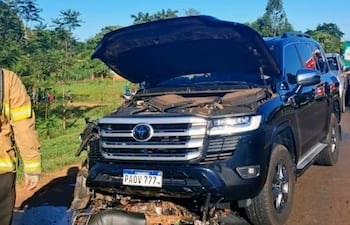 La moto donde iban una adolescente y su padre quedó bajo la camioneta.