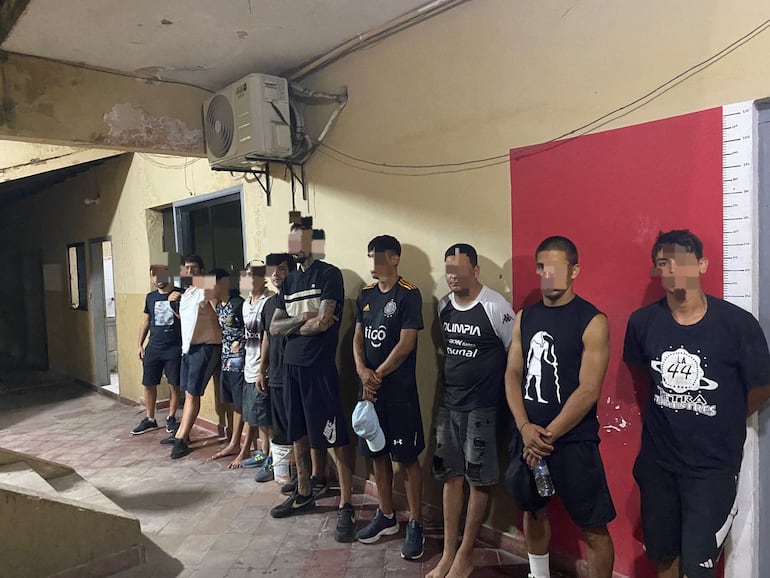 Detención de hinchas en el marco del superclásico entre Cerro Porteño y Olimpia.