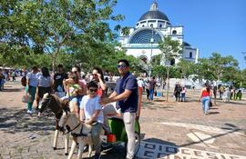 Cada año, miles de familias llegan hasta la Basílica de Caacupé para renovar su fe y rendir homenaje a la Virgen de los Milagros.