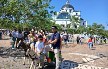 Cada año, miles de familias llegan hasta la Basílica de Caacupé para renovar su fe y rendir homenaje a la Virgen de los Milagros.
