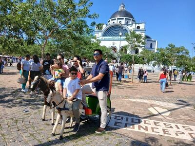 Cada año, miles de familias llegan hasta la Basílica de Caacupé para renovar su fe y rendir homenaje a la Virgen de los Milagros.