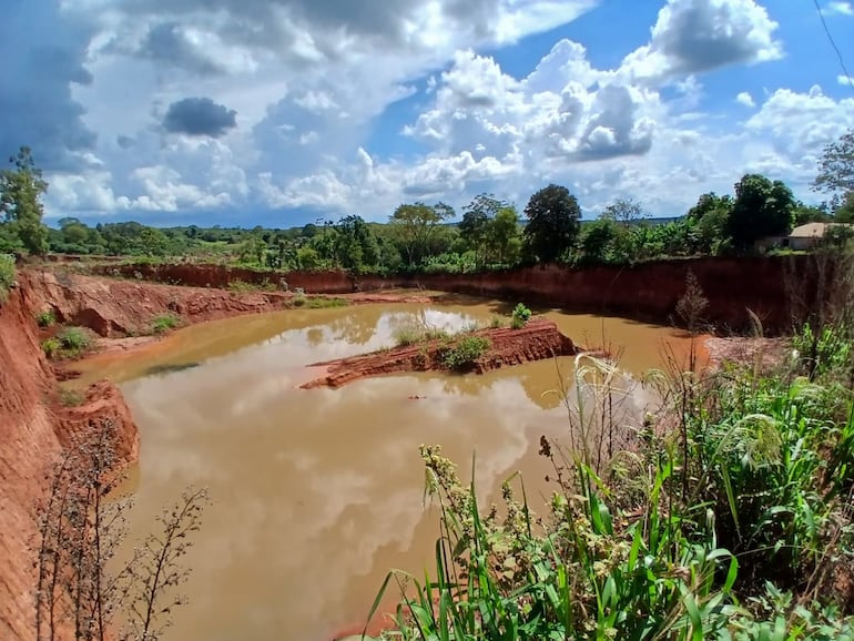 Camino cortado por cantera en Paso Yobai