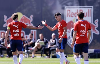 El delantero de Paraguay, Ramón Sosa recibe las felicitaciones de Matías Galarza y Enso González, en uno de los ocho goles que le anotó la Albirroja a New York Red Bull.