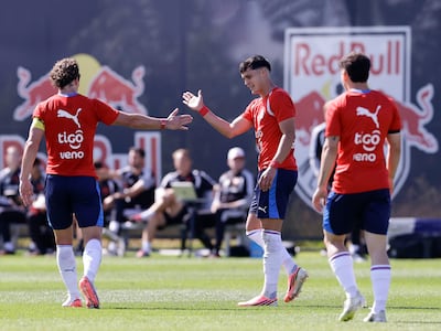 El delantero de Paraguay, Ramón Sosa recibe las felicitaciones de Matías Galarza y Enso González, en uno de los ocho goles que le anotó la Albirroja a New York Red Bull.