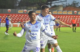 El mediocampista, Brahian Fernández celebra el tanto de apertura en el marcador acompañado por Gerardo Kovacs. (Foto: @CopaParaguayAPF)