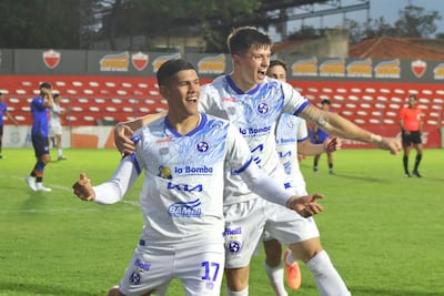 El mediocampista, Brahian Fernández celebra el tanto de apertura en el marcador acompañado por Gerardo Kovacs. (Foto: @CopaParaguayAPF)