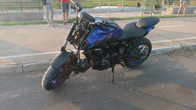 Motocicleta que arrolló a un peatón en la Costanera de Asunción.