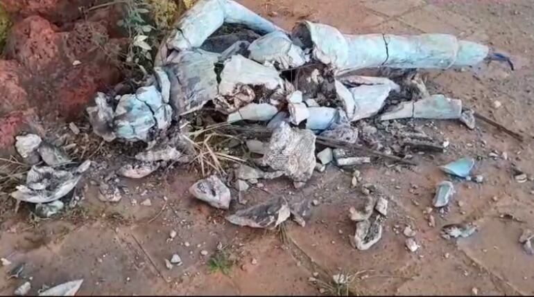 La estatua de "Polisapo", que cayó tras el temporal registrado en Horqueta.