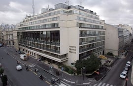La agencia de prensa Agence France Presse (AFP) en París. La Agence France-Presse fue creada en el tumulto de la Segunda Guerra Mundial por un pequeño grupo de periodistas de la resistencia que invadieron una sala de redacción pronazi y la tomaron cinco días antes de la liberación de París.
