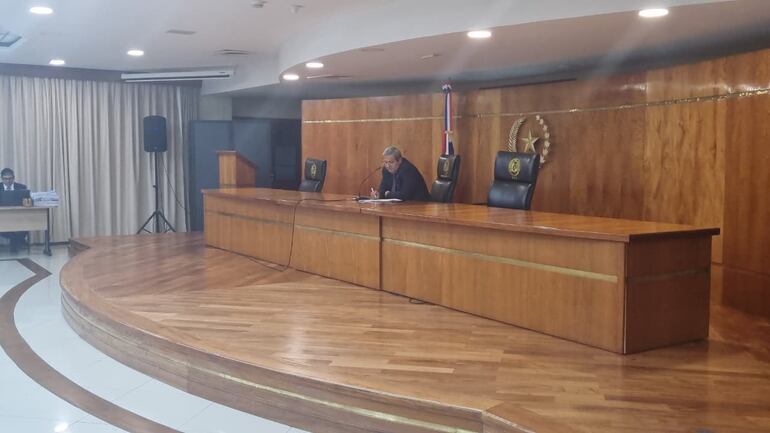 El juez penal de garantías Miguel Ángel Palacios, dirige la diligencia judicial de la etapa intermedia en la que se decide si la causa se eleva o no a juicio oral.