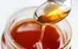 La miel es reconocida por sus propiedades antibacterianas, siendo una fuente rica en antioxidantes y nutrientes esenciales.