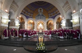 Los obispos de la Conferencia Episcopal de Francia asisten a una misa durante su reunión anual en el santuario de Nuestra Señora de Lourdes.