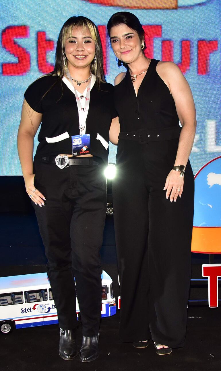 Aracely Esquivel y Adriana González.