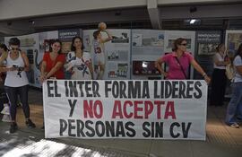 Última protesta de padres, contra el nombramiento del nuevo director, realizada el martes pasado.