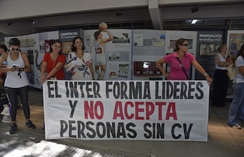 Última protesta de padres, contra el nombramiento del nuevo director, realizada el martes pasado.