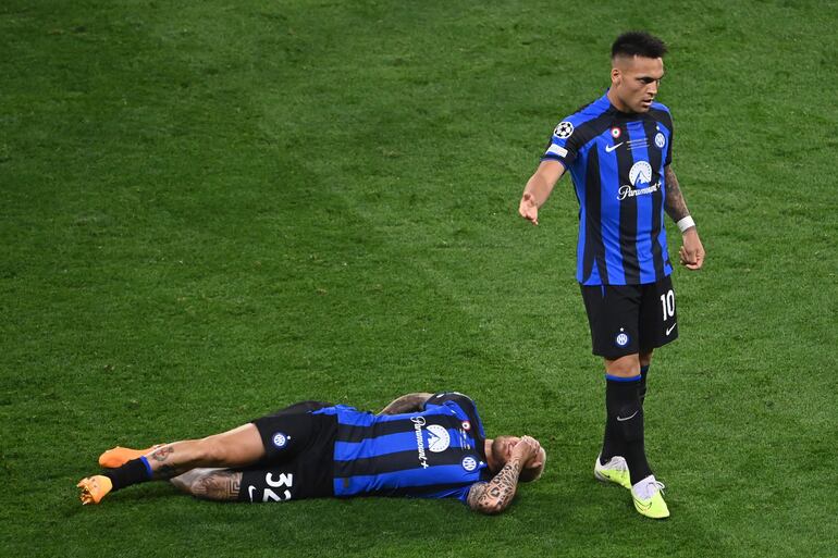 Istanbul (Turkey), 10/06/2023.- Lautaro Martinez del Inter, cayó al piso.