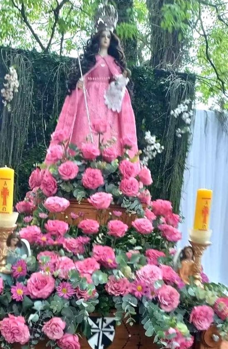La santa patrona del distrito de San Roque González de Santacruz, Virgen del Rosario.