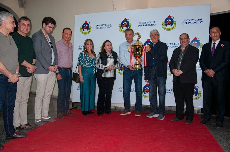 Autoridades de la Embajada del Perú, entregó el trofeo a los dueños de Fenómeno, del stud Kika.