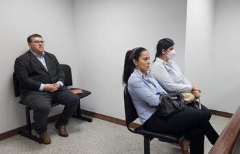 Las directivas de Imedic S.A Patricia Ferreira Pascottini y Nidia Godoy; y el despachante de Aduanas Néstor Ramírez, minutos antes de conocer la sentencia del tribunal.