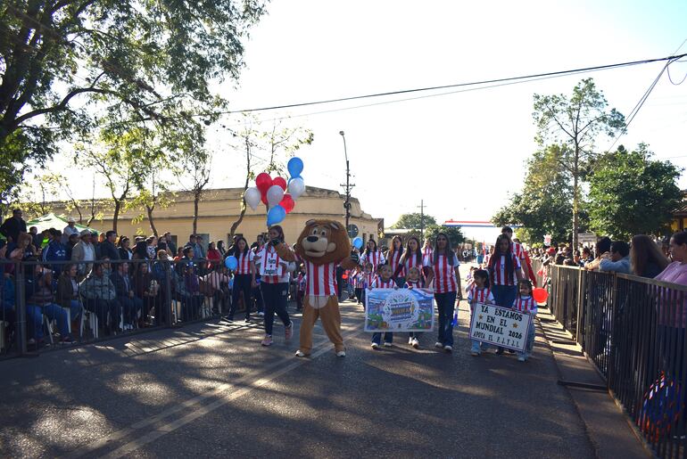 Alumnos y padres de la Escuela N.º 204 alentaron a la Albirroja con mensajes de apoyo.