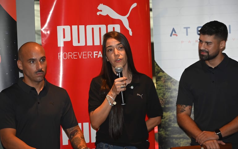 Nathalia Ochoa junto a Fabrizio Almirón (izquierda) y Hassen David.