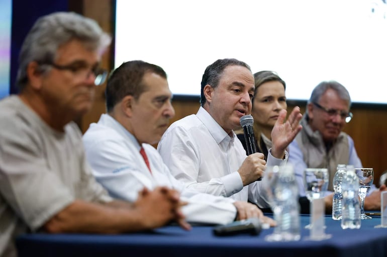 El doctor Roberto Kalil (c), médico del presidente de Brasil, Luiz Inácio Lula da Silva, habla en el centro de Sao Paulo (Brasil). Los médicos del presidente de Brasil dijeron que el riesgo de una nueva hemorragia intracraneal es "mínimo", después de que el mandatario fuera sometido este jueves a una segunda operación en São Paulo.