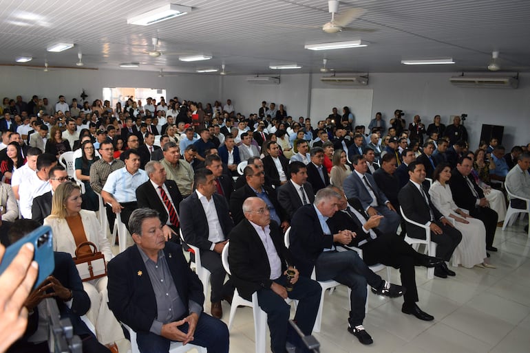 La capacidad del salón auditorio quedó sobrepasada y varias personas no pudieron ingresar, por lo que siguieron el desarrollo del acto desde el exterior del edificio.