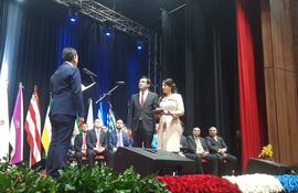 El gobernador del Alto Paraná, César "Landy" Torres juró ante el presidente de la Junta Departamental del periodo anterior, Wilberto Cabañas.