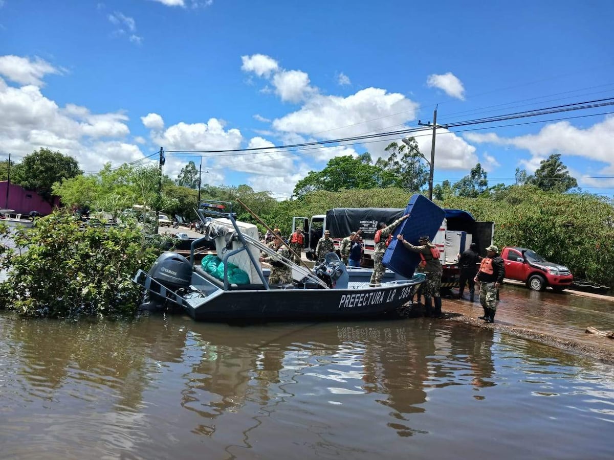 Ayolas: Prefectura evacúa a una familia aislada por la crecida del Paraná Ayolas: Prefectura evacúa a una familia aislada por la crecida del Paraná