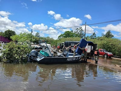 Efectivos de la Zona Ayolas de la Prefectura Naval realizaron evacuación preventiva ante el aumento del río Paraná.