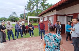 Pobladores de Laureles rodean al doctor Arnaldo Espínola, director de la Duodécima Región Sanitaria. Los lugareños denunciaron la injerencia del precandidato de HC en el manejo del puesto de salud de la localidad.