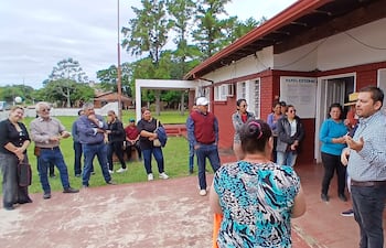 Pobladores de Laureles rodean al doctor Arnaldo Espínola, director de la Duodécima Región Sanitaria. Los lugareños denunciaron la injerencia del precandidato de HC en el manejo del puesto de salud de la localidad.