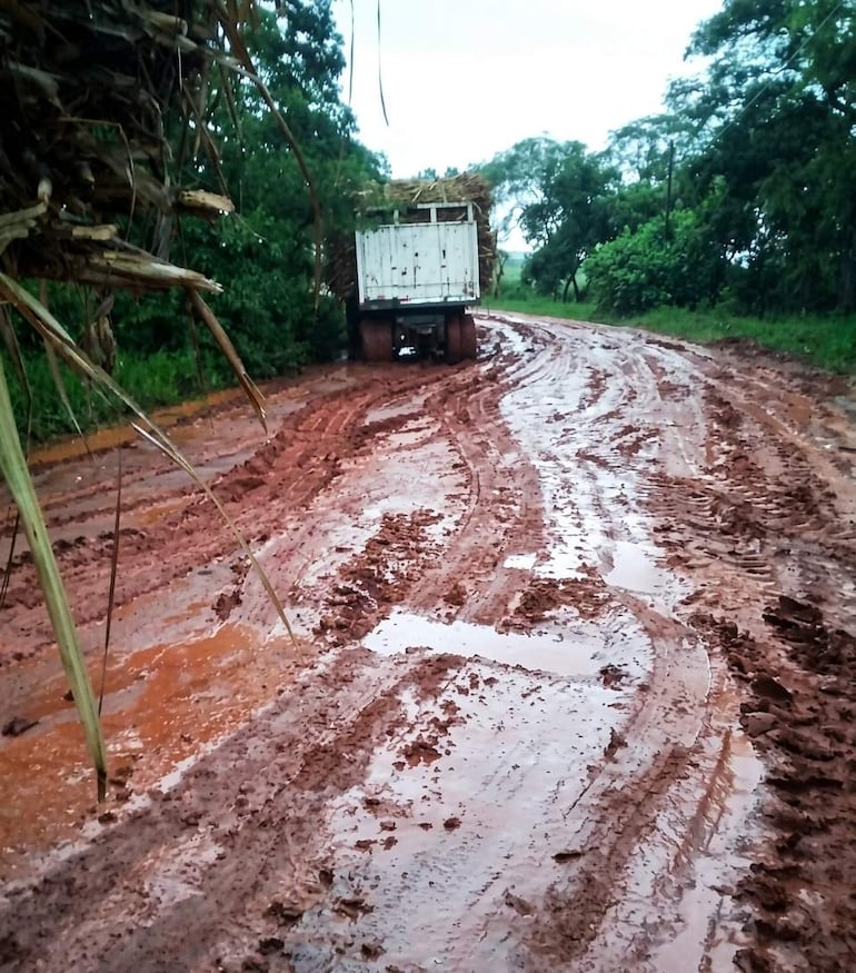 Un transportador de caña dulce quedó atascado en el camino fangoso del tramo Borja-Mbuyapey, donde las lluvias agravan las dificultades de circulación.