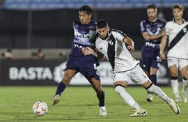 Gabriel Leyes de Danubio disputa el balón con Silvio Torales de Amellano, en el duelo de la fase de grupos de la Copa Sudamericana, disputado en el estadio Centenario en Montevideo.