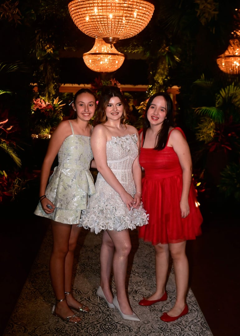 Pía con sus amigas.