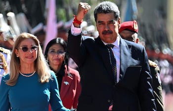 El presidente de Venezuela, Nicolás Maduro (d) junto a su esposa, Cilia Flores.