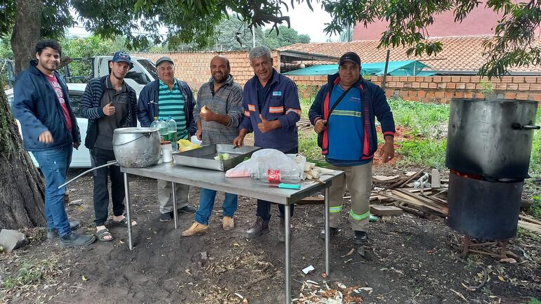 Los manifestantes recurren a la tradicional olla popular para permanecer en la ruta toda la noche