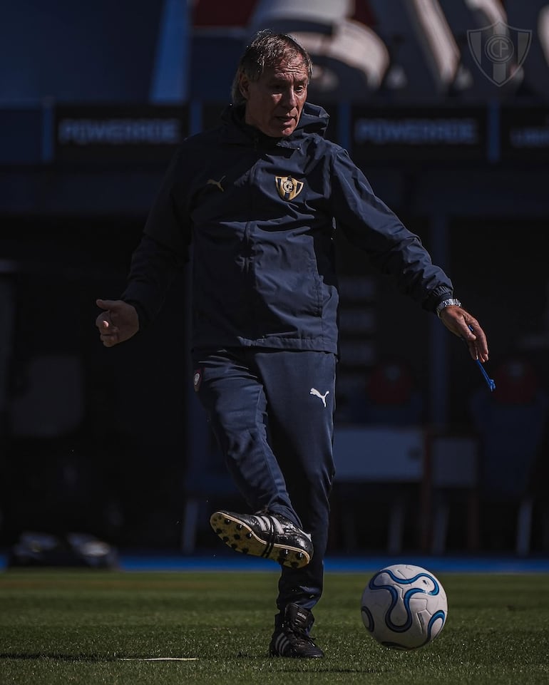 El entrenador argentino, Ariel Holan en plena sesión de entrenamiento del plantel principal de Cerro Porteño. (Foto: @CCP1912oficial)