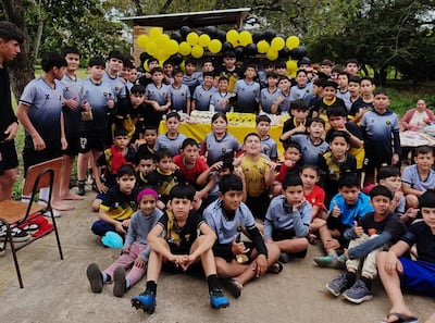 Los chicos de la Escuela de Fútbol El Aborigen recibiendo un agasajo por parte de los responsables de la entidad.