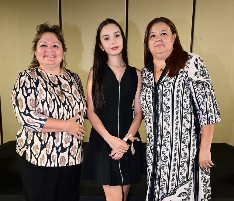 Rommy Gamarra, Alicia Torres y Cinthia Burgos.