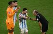 El delantero número 10 de Argentina, Lionel Messi (C), discute con el árbitro español Antonio Mateu durante el partido de fútbol de cuartos de final de la Copa Mundial Qatar 2022 entre Holanda y Argentina en el estadio Lusail, al norte de Doha, el 9 de diciembre de 2022.